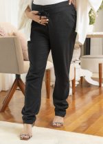 O vestido gestante midi mostarda que você mencionou apresenta mangas 7/8 com elástico nos punhos, uma amarração no busto que facilita a amamentação e babados na saia. Esses detalhes garantem tanto conforto quanto estilo, tornando-o uma ótima opção para gestantes.